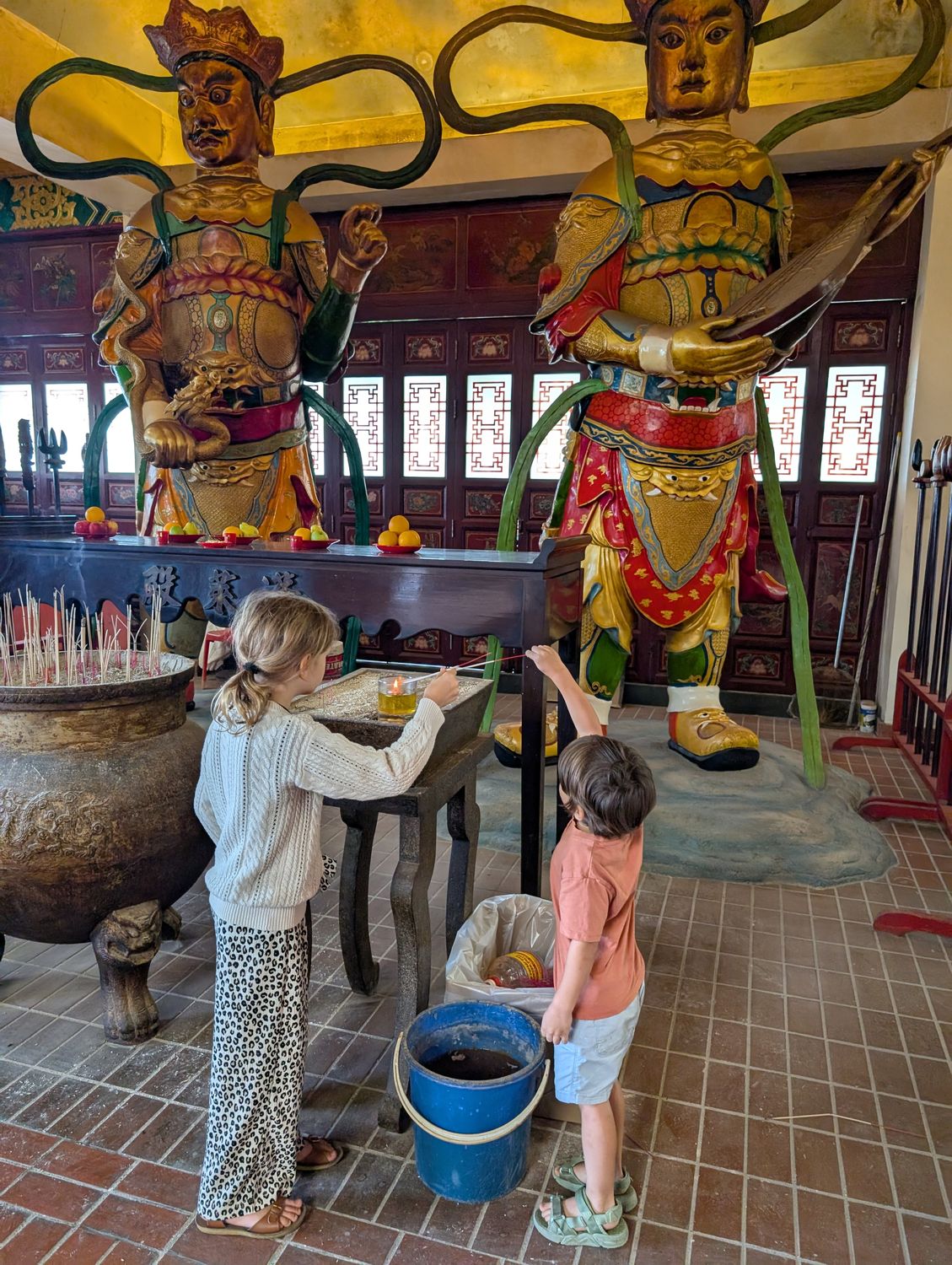 Kinder an einem chinesischen Tempel in Kuala Lumpur