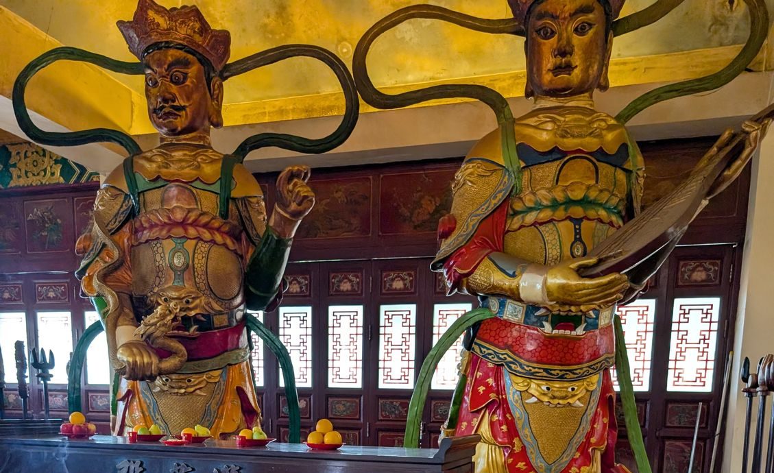 Wächterfiguren in einem chinesischen Tempel in Kuala Lumpur